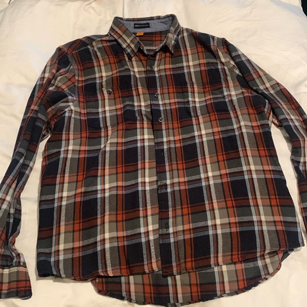 Men’s flannel collared button down shirt